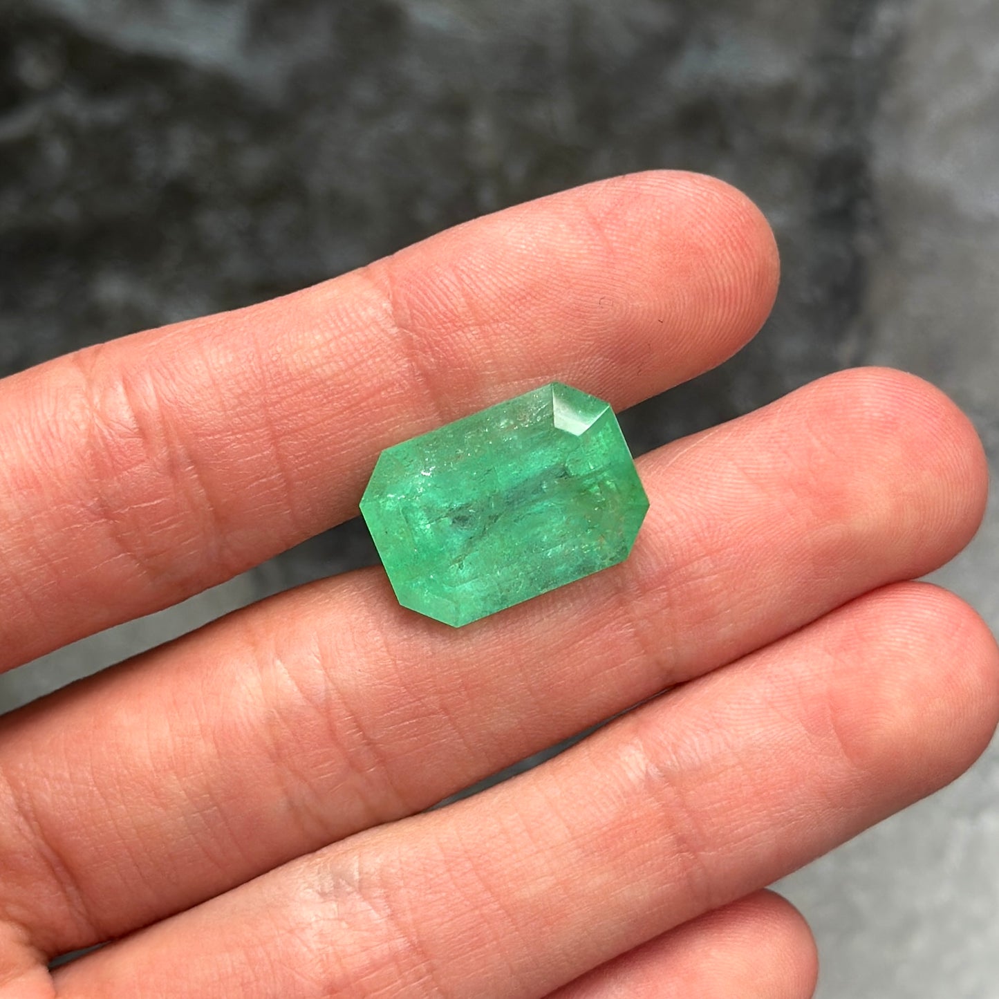Esmeralda Certificada / 17,81ct / 18.9mm x 13.4mm x 9.9mm
