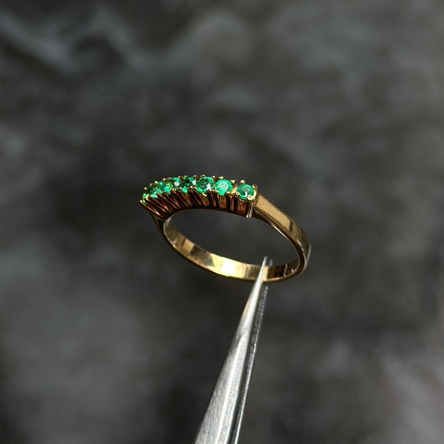 Anillo Sin Fin / Oro 18K / Esmeraldas