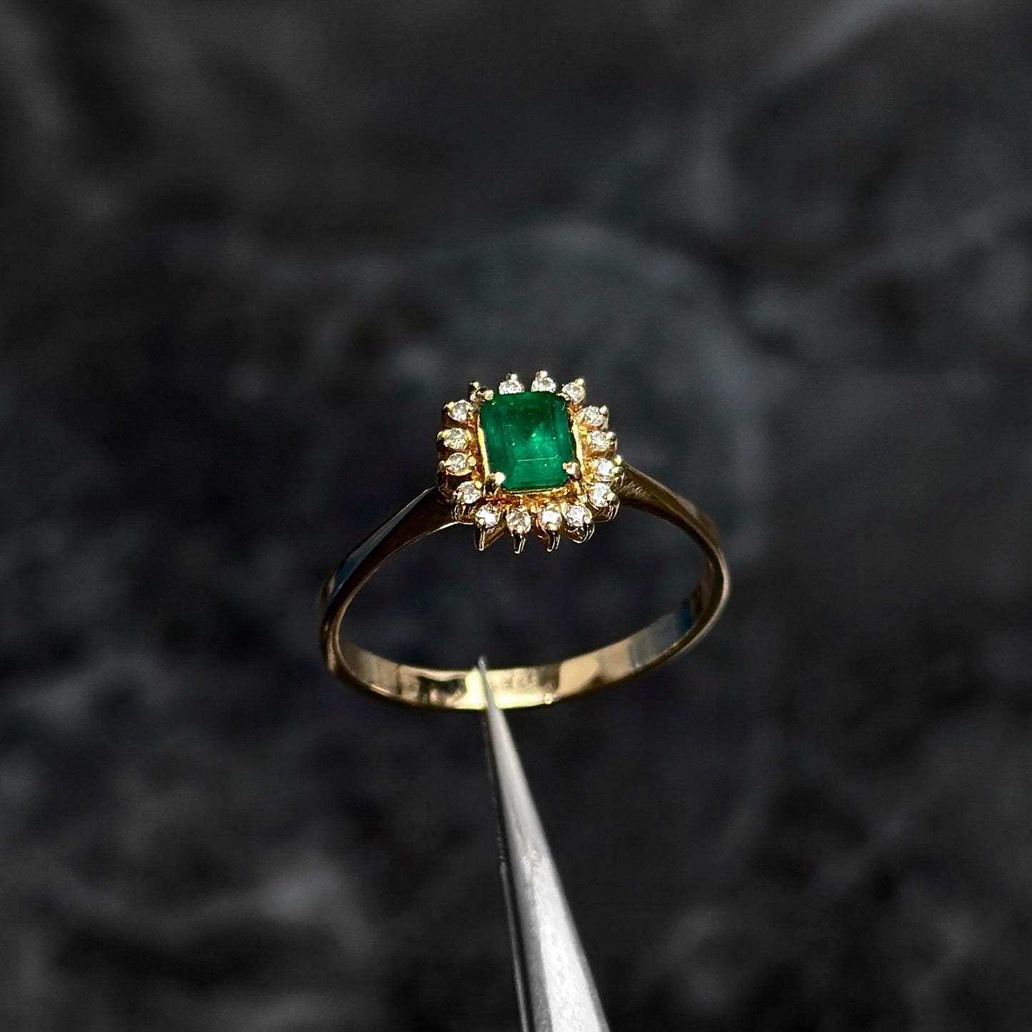 Anillo Alta Joyería / Oro 18K / Esmeralda Colombiana / Diamantes Naturales