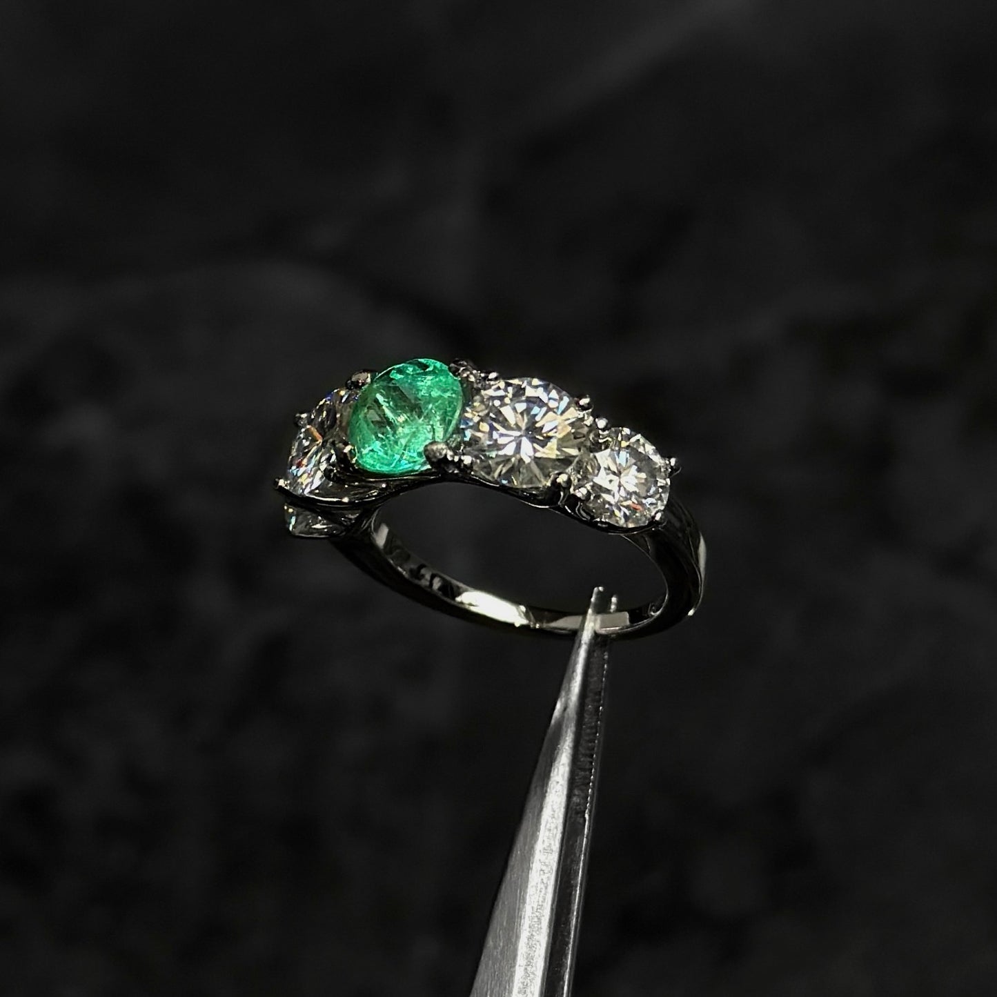 Anillo de Alta Joyería / Esmeralda Colombiana / Bajo Fabricación
