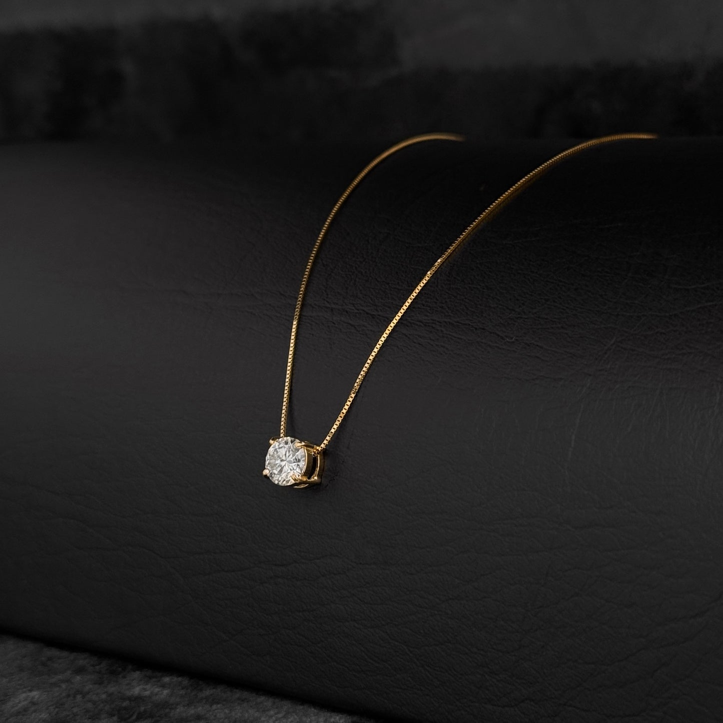 Cadena Veneciana Mini / Dije Moissanita 6.5mm / Oro 18K