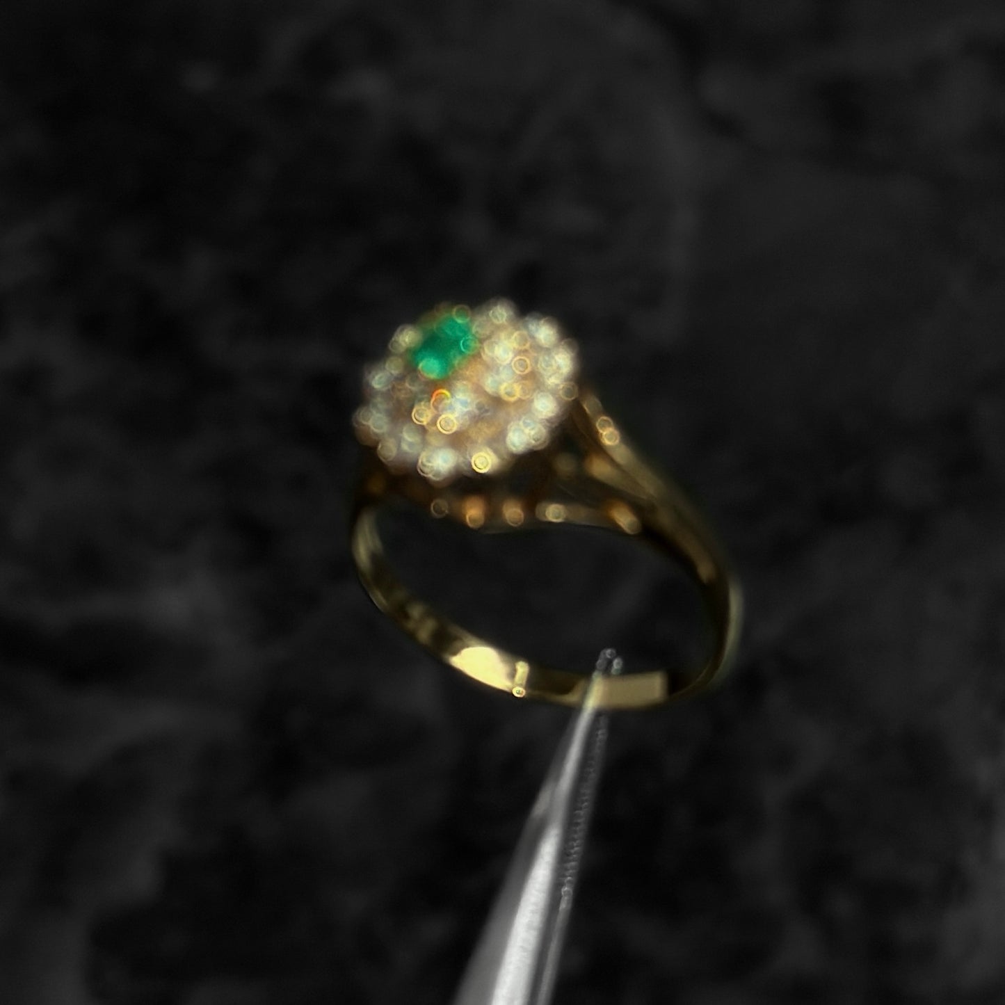 Anillo Alta Joyería / Oro 18K / Esmeralda Colombiana / Diamantes Naturales