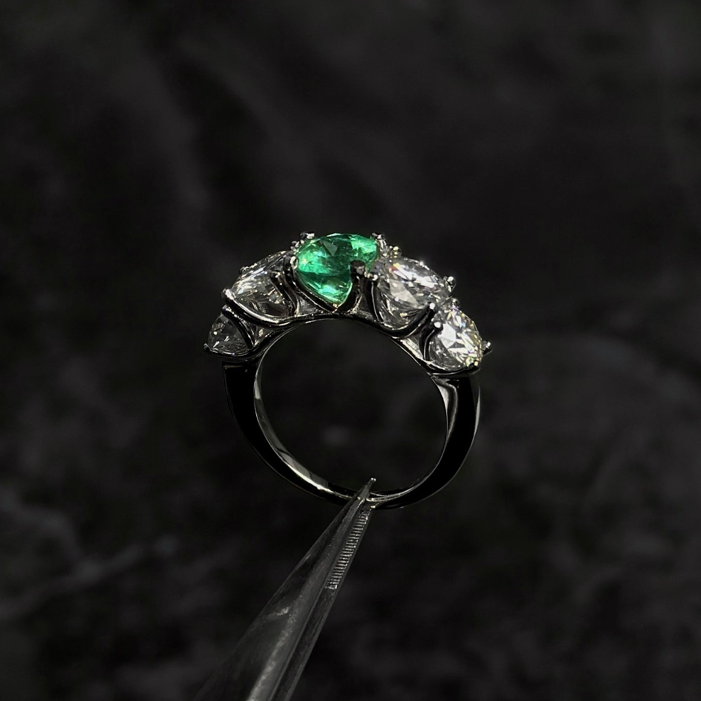 Anillo de Alta Joyería / Esmeralda Colombiana / Bajo Fabricación