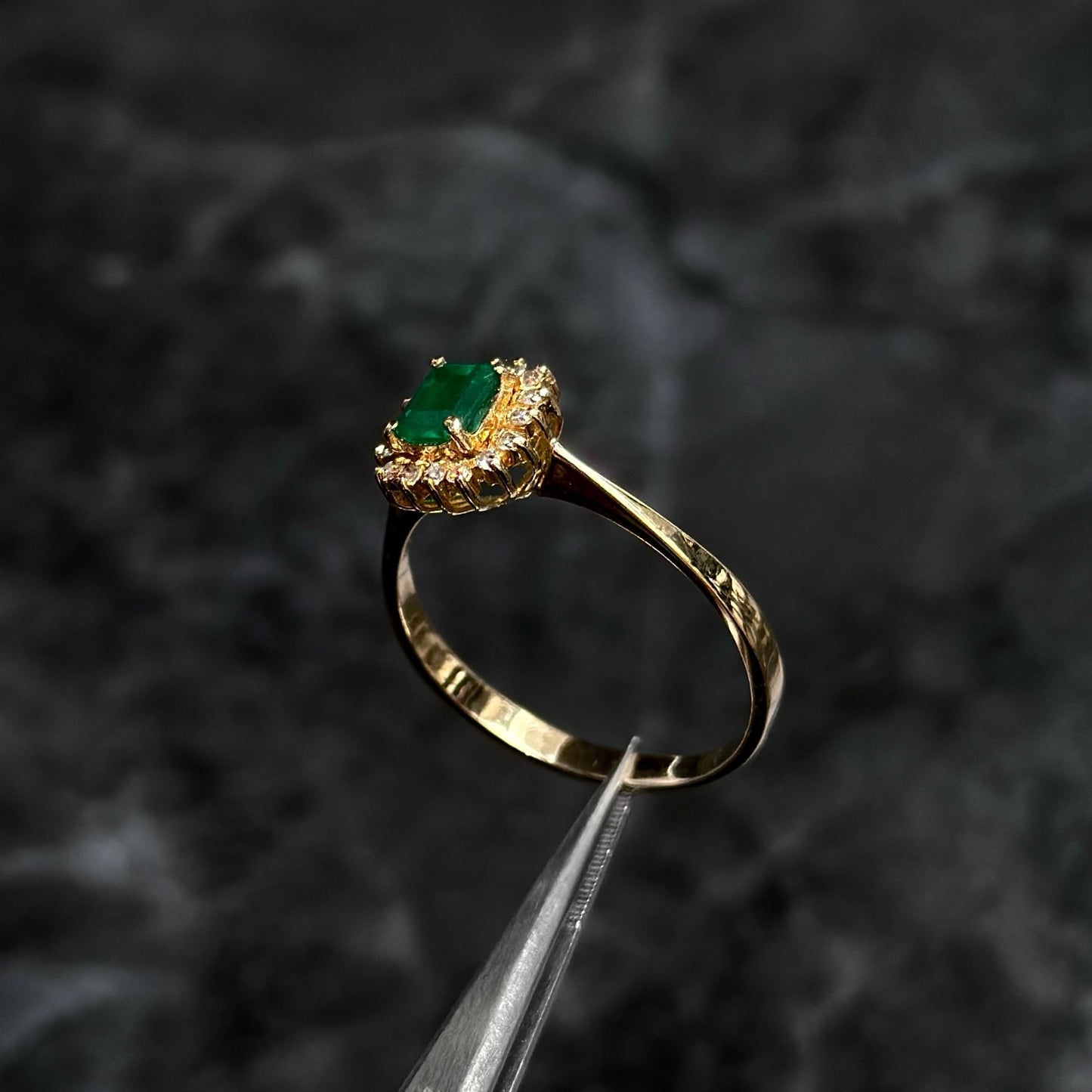 Anillo Alta Joyería / Oro 18K / Esmeralda / Diamantes Naturales