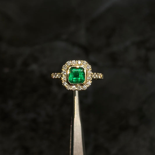 Anillo Alta Joyería / Oro 18K / Esmeralda Colombiana / Diamantes Naturales