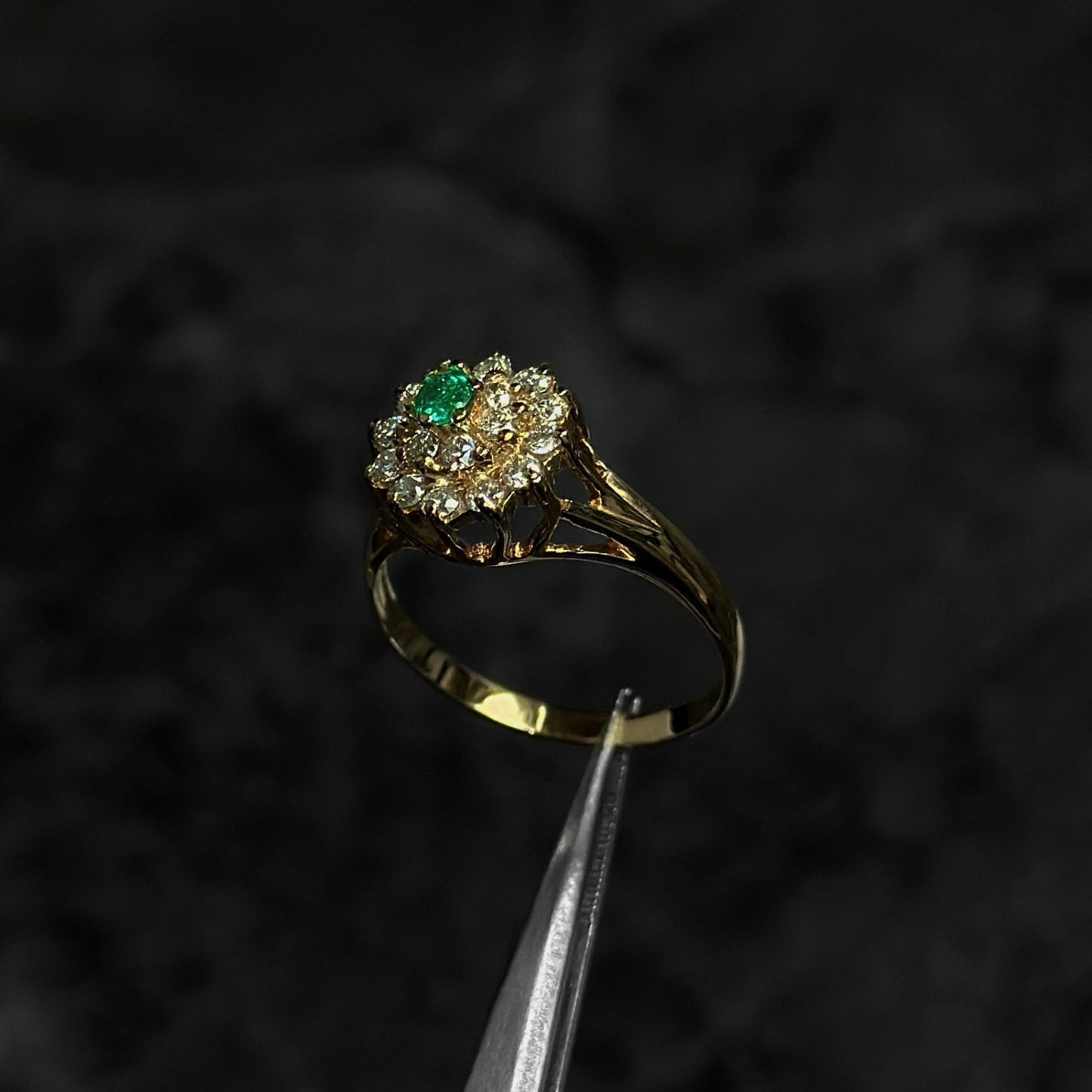 Anillo Alta Joyería / Oro 18K / Esmeralda Colombiana / Diamantes Naturales