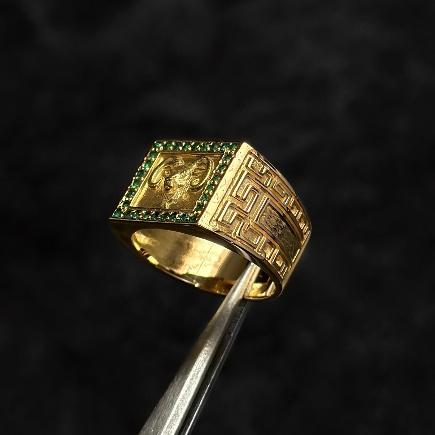 Anillo Exclusivo GOAT / Oro 18K / Gemas de Alta Calidad