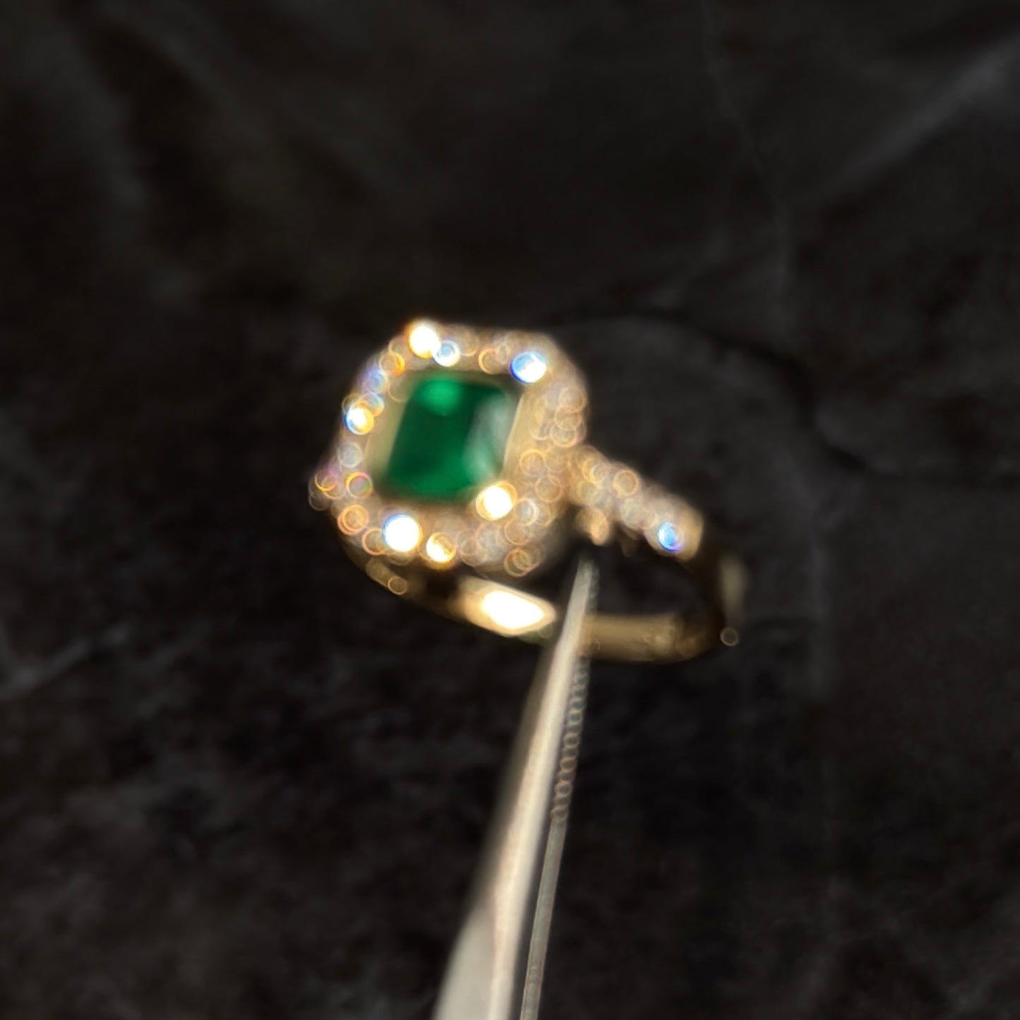 Anillo Alta Joyería / Oro 18K / Esmeralda Colombiana / Diamantes Naturales