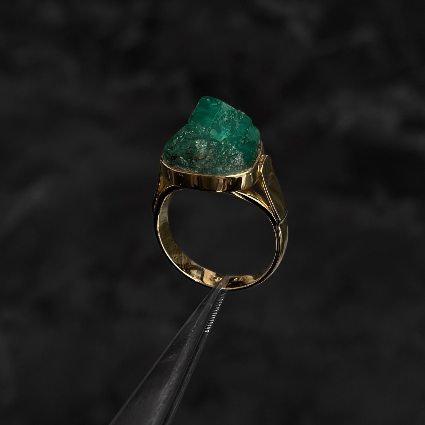 Anillo Exclusivo de Diseñador / Oro 18K / Esmeralda Colombiana