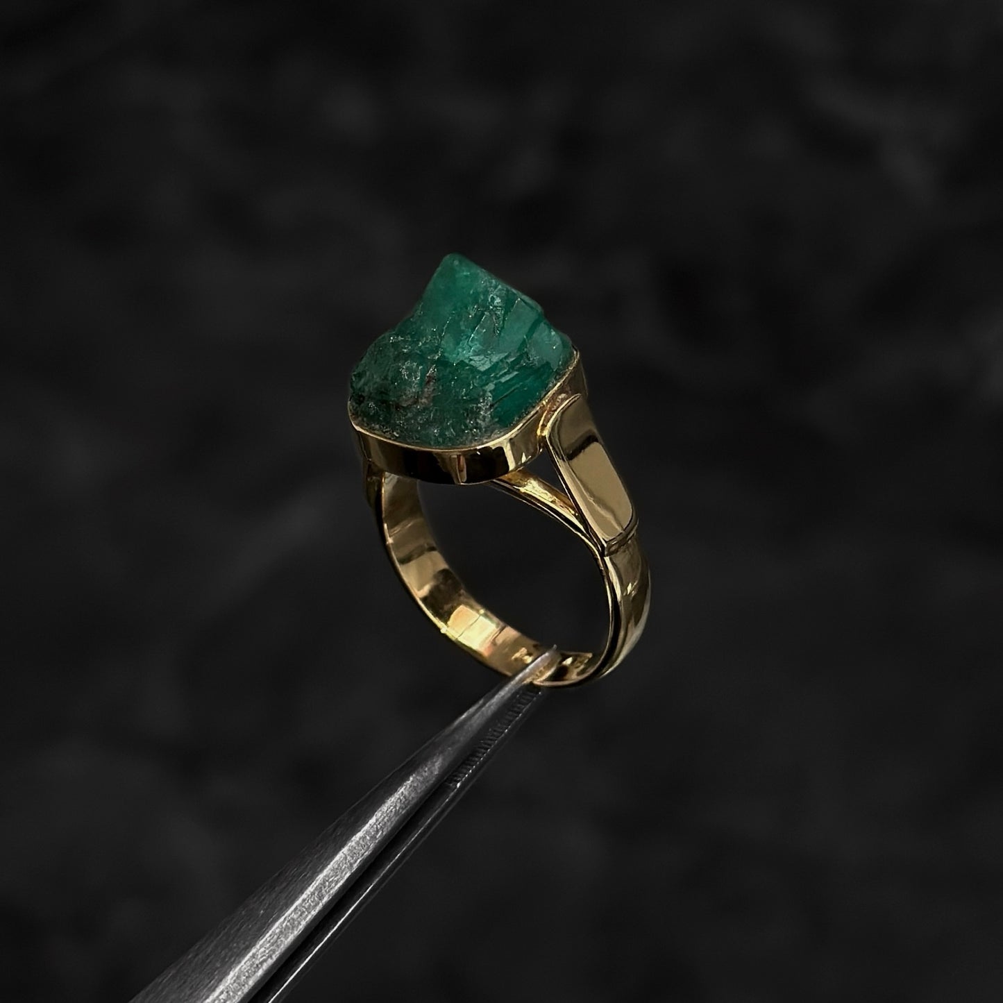 Anillo Exclusivo de Diseñador / Oro 18K / Esmeralda Colombiana
