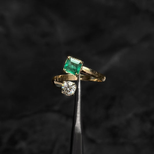 Anillo de Lujo Abierto / Esmeralda Colombiana / Moissanita / Oro 18K