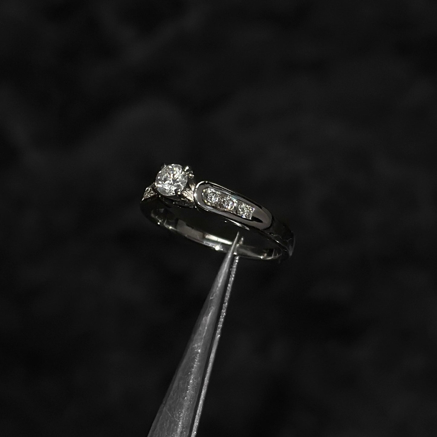 Anillo Alta Joyería / Diamantes Naturales / Oro Blanco 18K