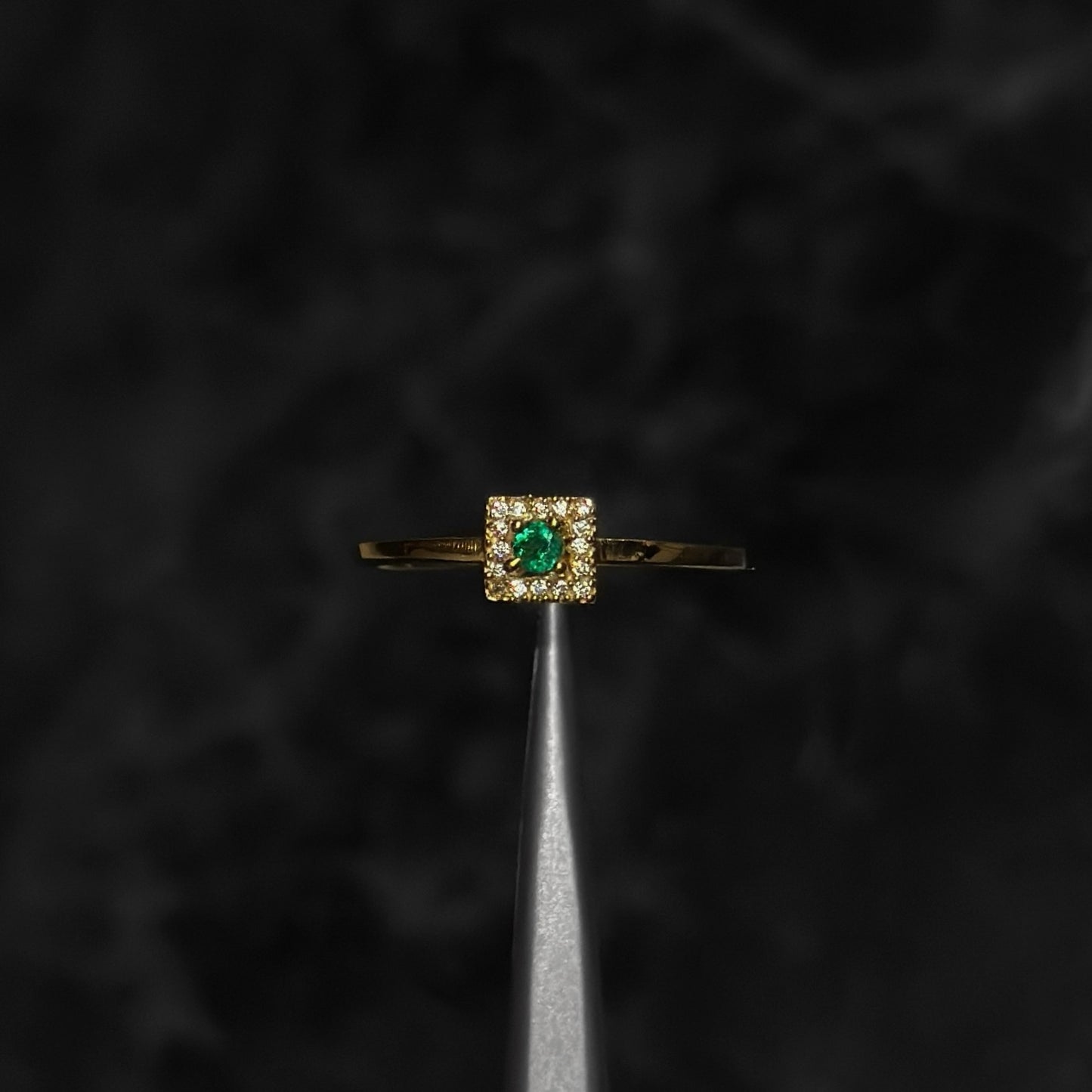 Anillo de Lujo #6 / Oro 18K / Circones / Esmeralda Colombiana