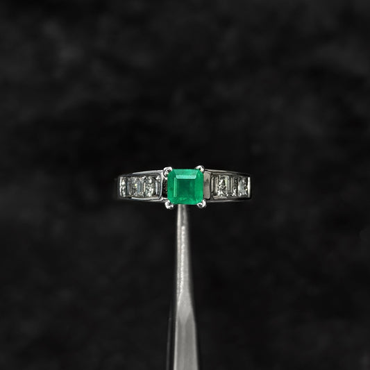 Anillo Alta Joyería / Esmeralda Colombiana / Diamantes Naturales / Oro 18K