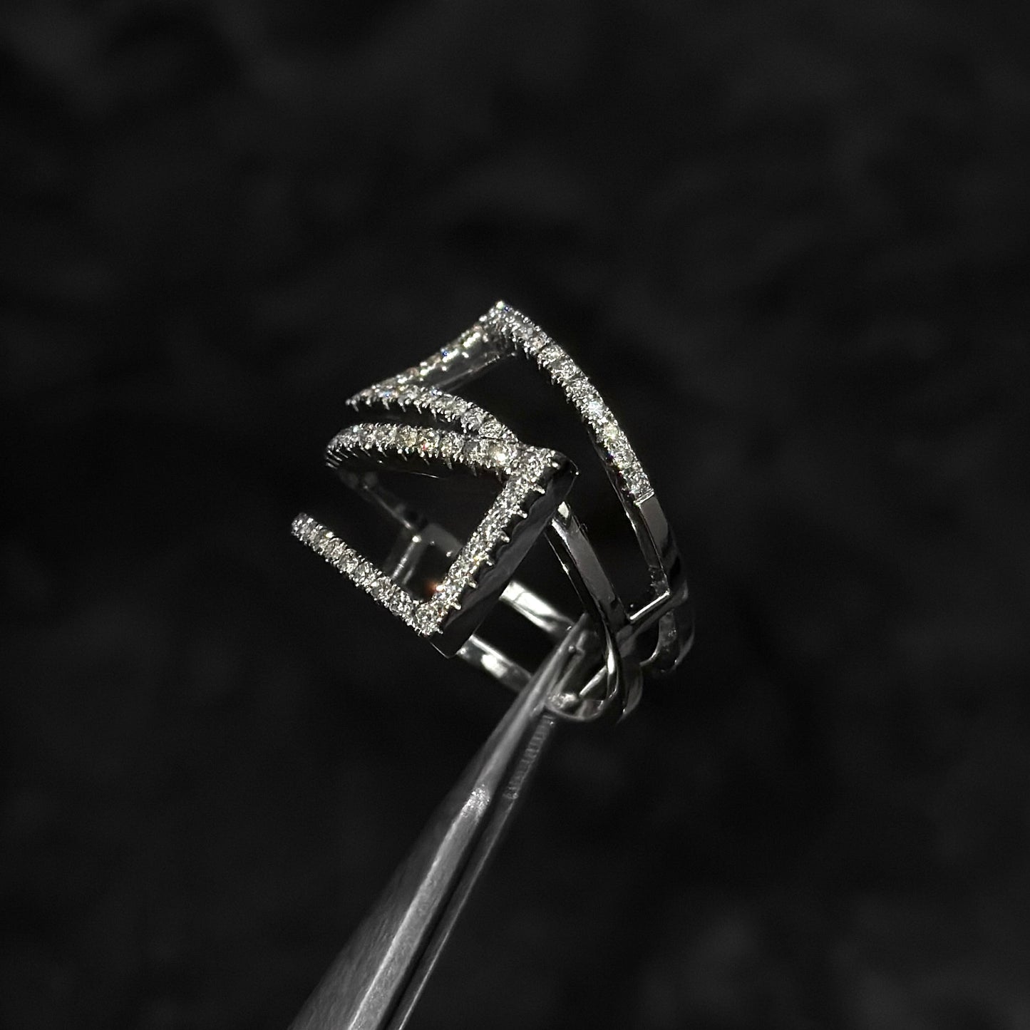 Anillo Alta Joyería / Diamantes Naturales / Oro Blanco 18K