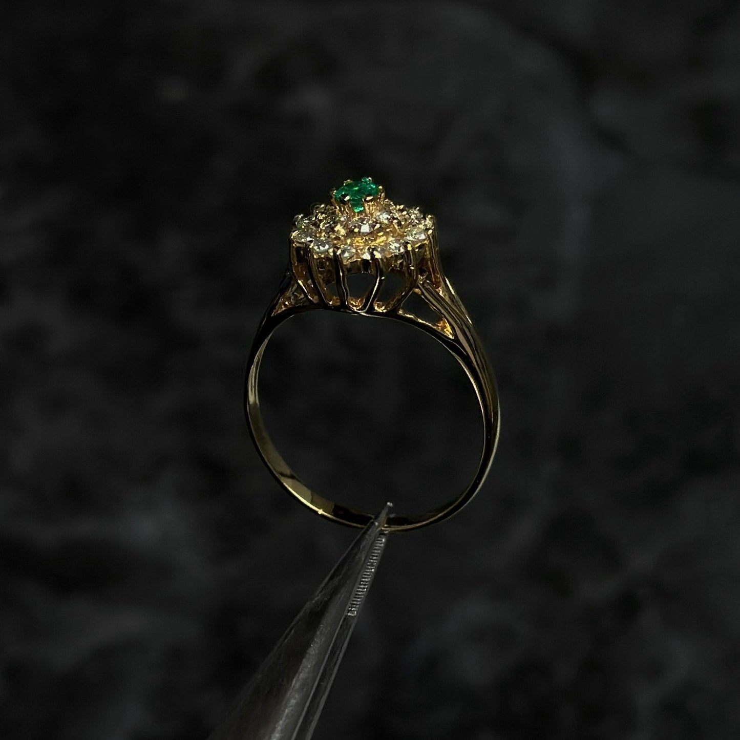 Anillo Alta Joyería / Oro 18K / Esmeralda Colombiana / Diamantes Naturales