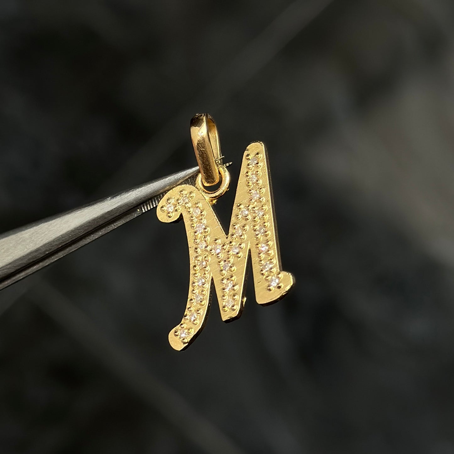 Dije Inicial “M” / Diamantes / Oro 18K