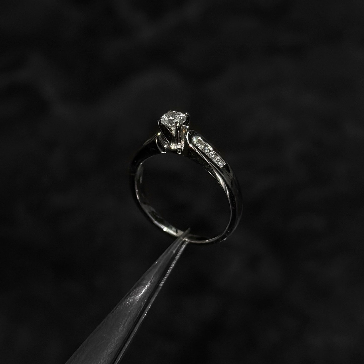 Anillo Alta Joyería / Diamantes Naturales / Oro Blanco 18K