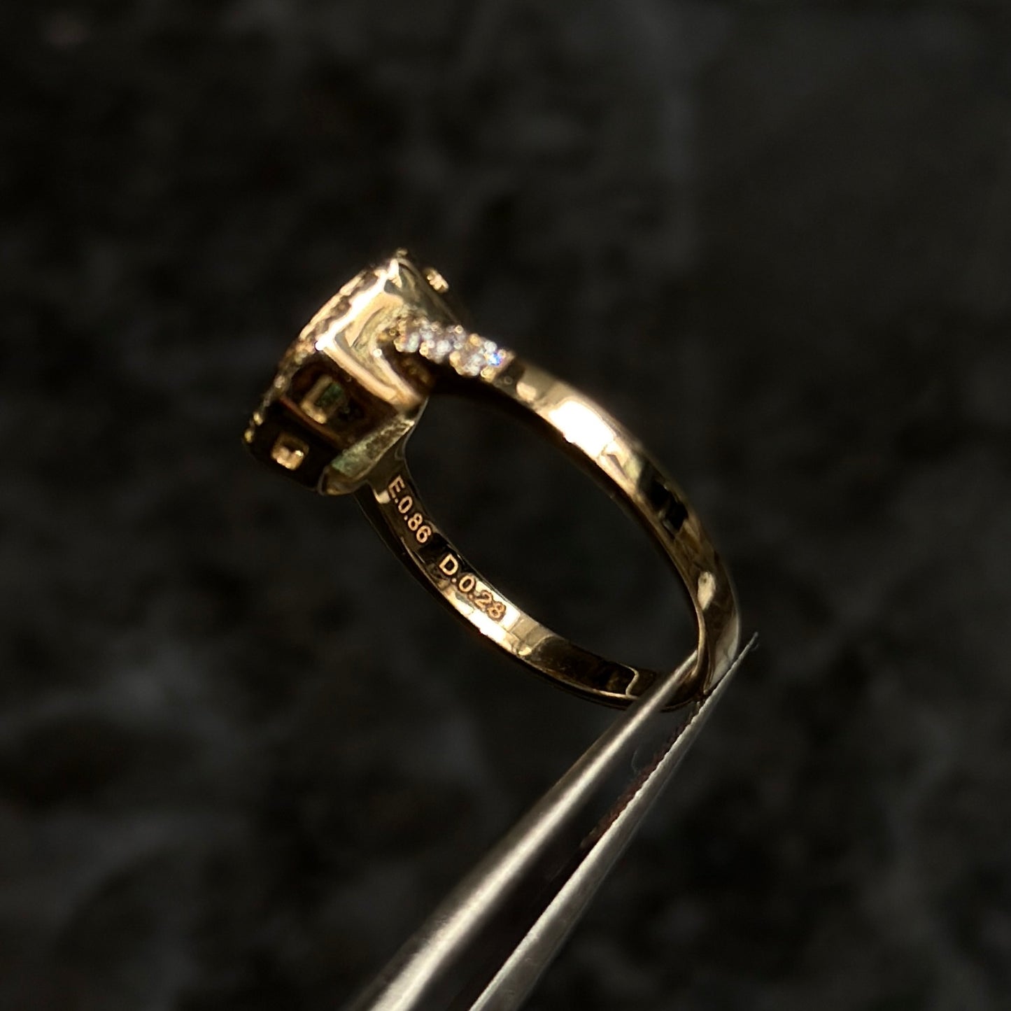 Anillo Alta Joyería / Oro 18K / Esmeralda Colombiana / Diamantes Naturales