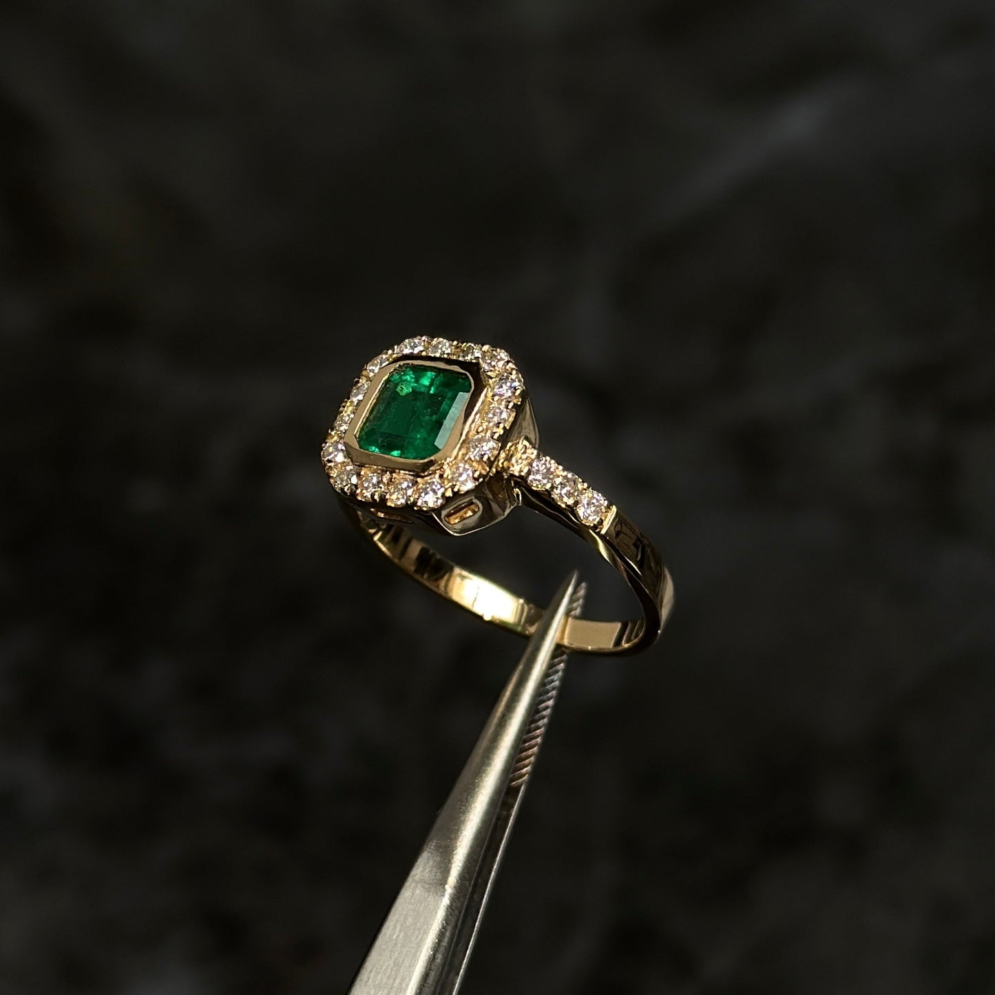 Anillo Alta Joyería / Oro 18K / Esmeralda Colombiana / Diamantes Naturales
