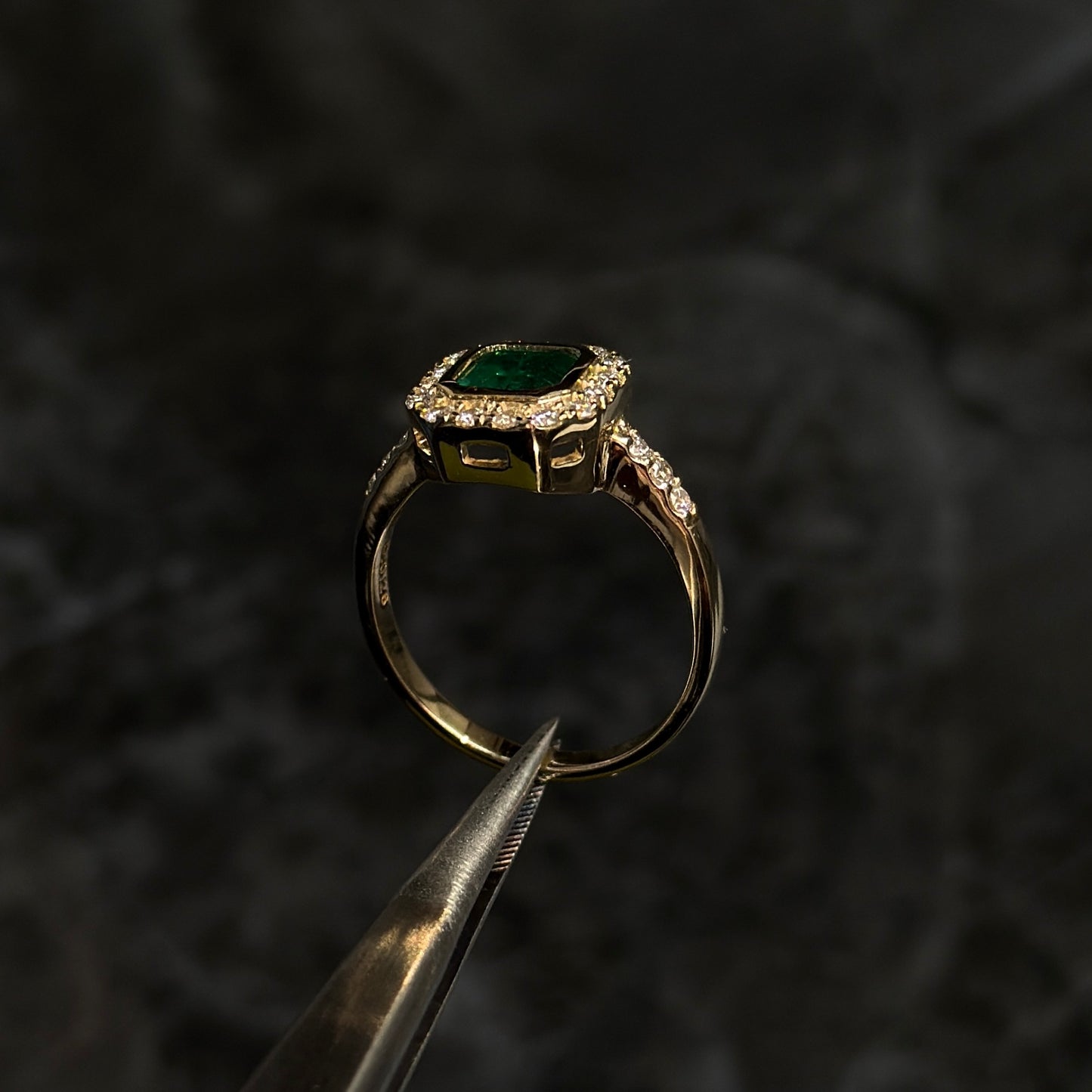 Anillo Alta Joyería / Oro 18K / Esmeralda Colombiana / Diamantes Naturales