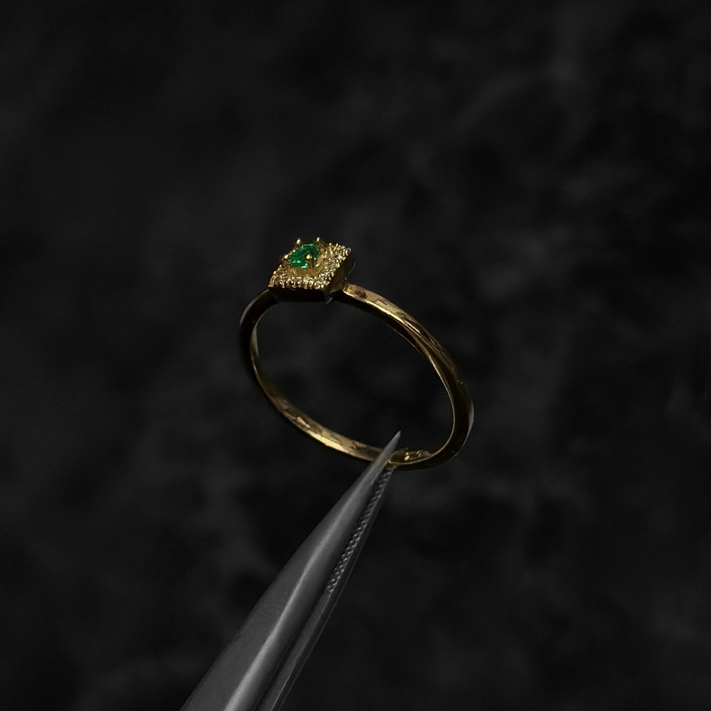 Anillo de Lujo #6 / Oro 18K / Circones / Esmeralda Colombiana