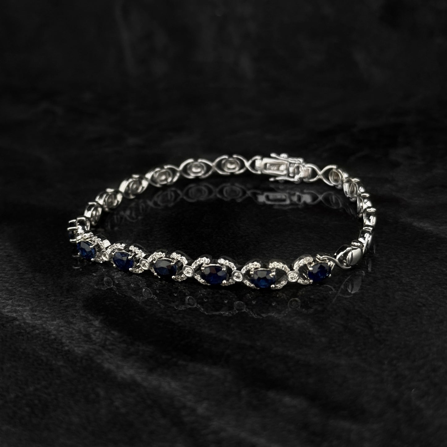 Pulsera de Alta Joyería / Zafiros “Royal Blue” / Diamantes Naturales / Oro Blanco 18K