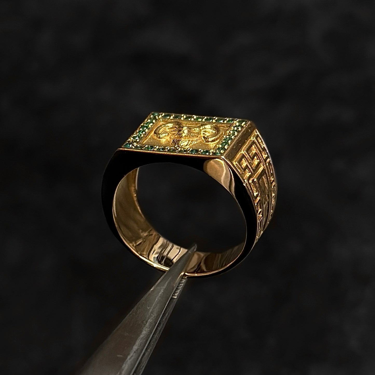 Anillo Exclusivo GOAT / Oro 18K / Gemas de Alta Calidad