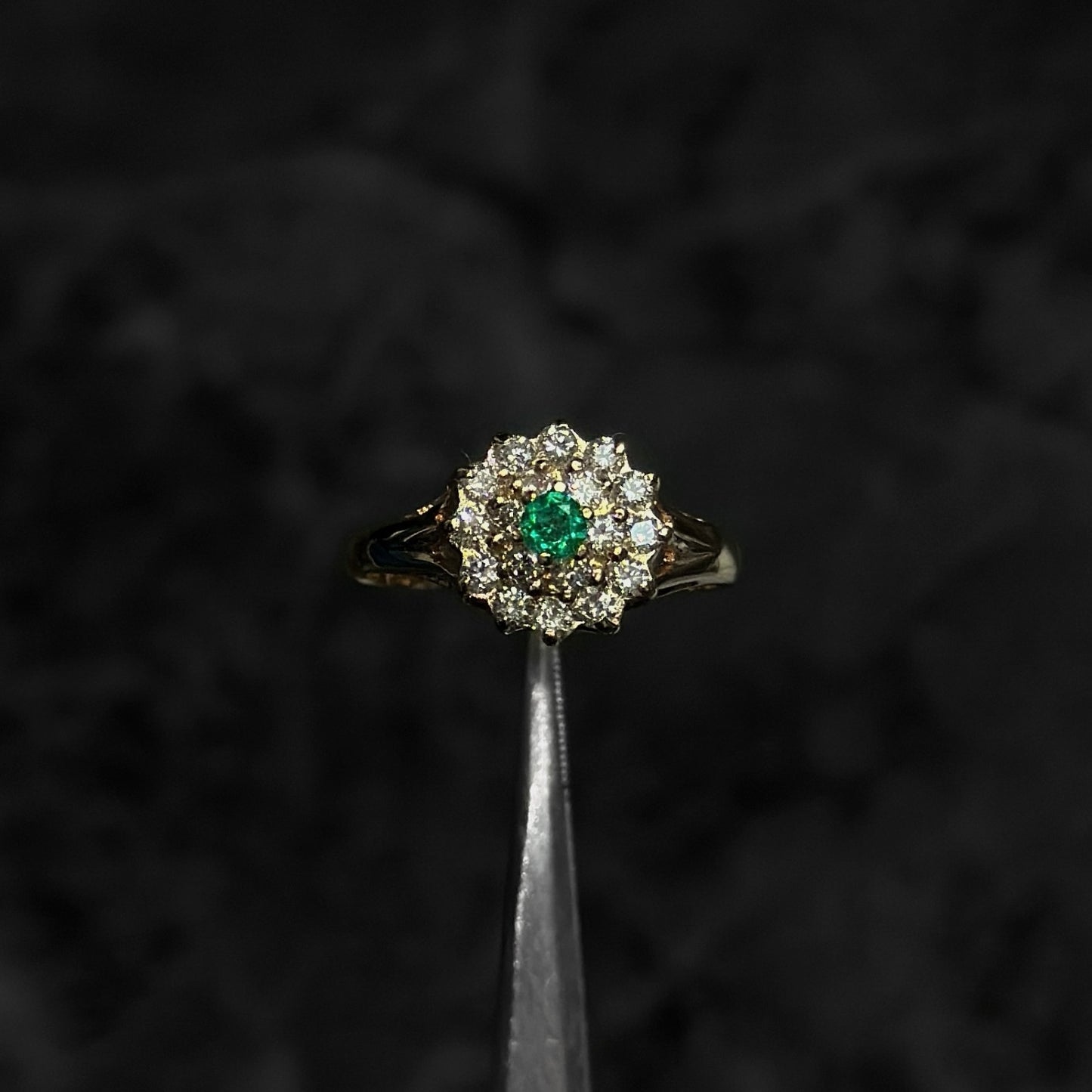 Anillo Alta Joyería / Oro 18K / Esmeralda Colombiana / Diamantes Naturales