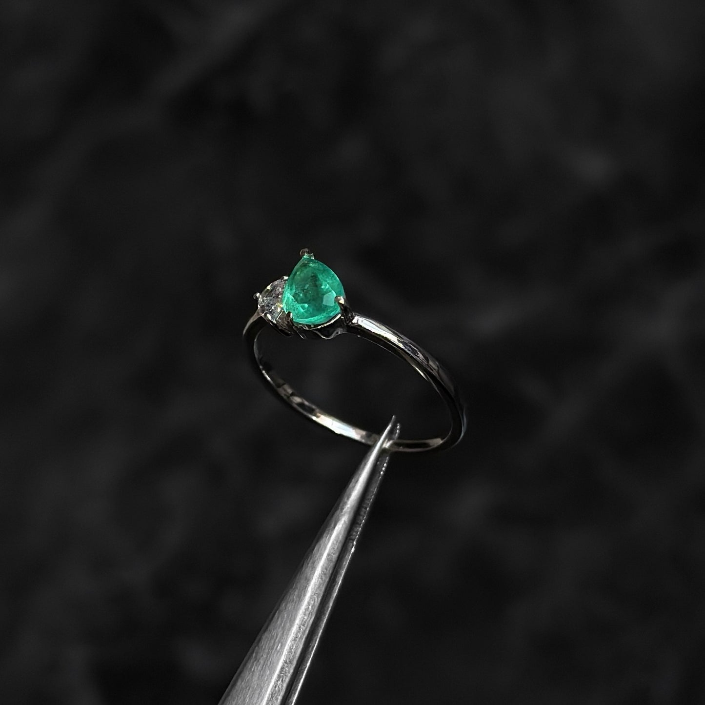 Anillo de Lujo #8 / Esmeralda Colombiana / Plata 925