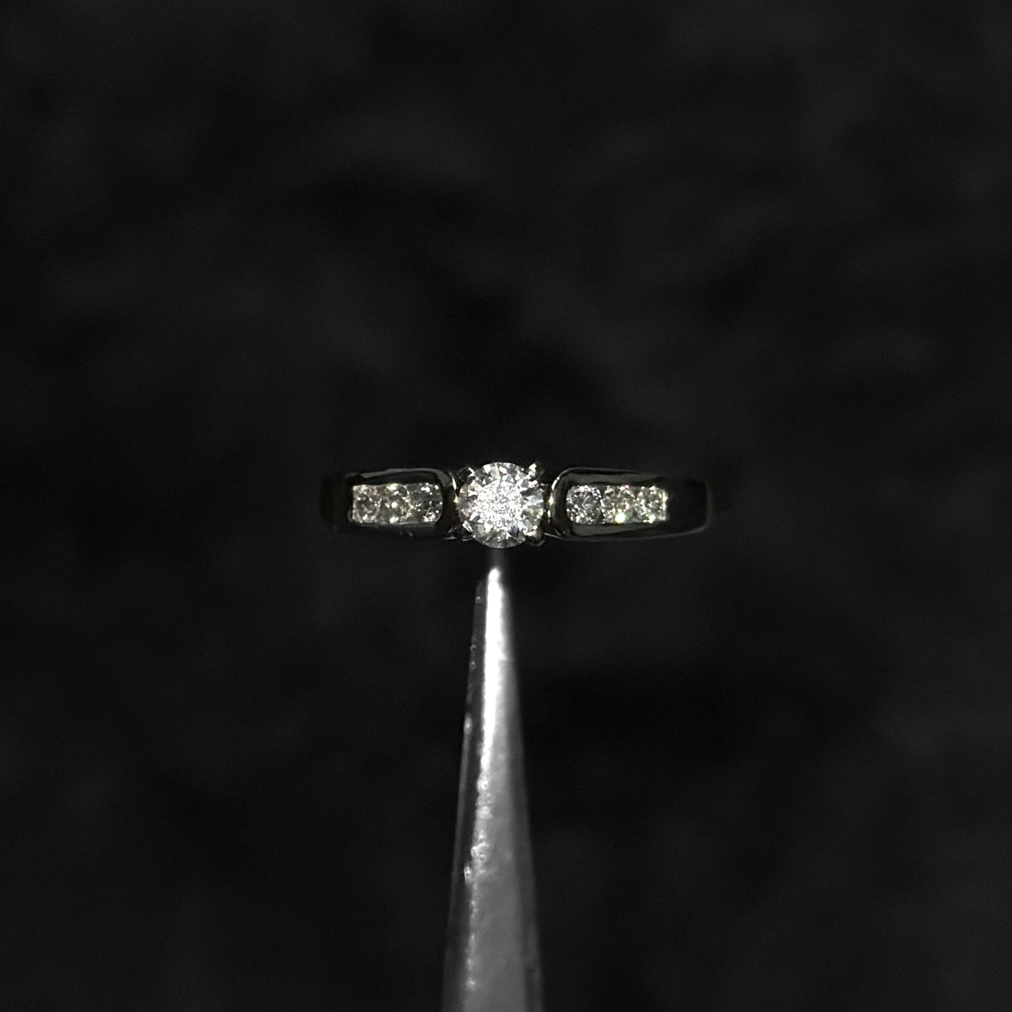 Anillo Alta Joyería / Diamantes Naturales / Oro Blanco 18K