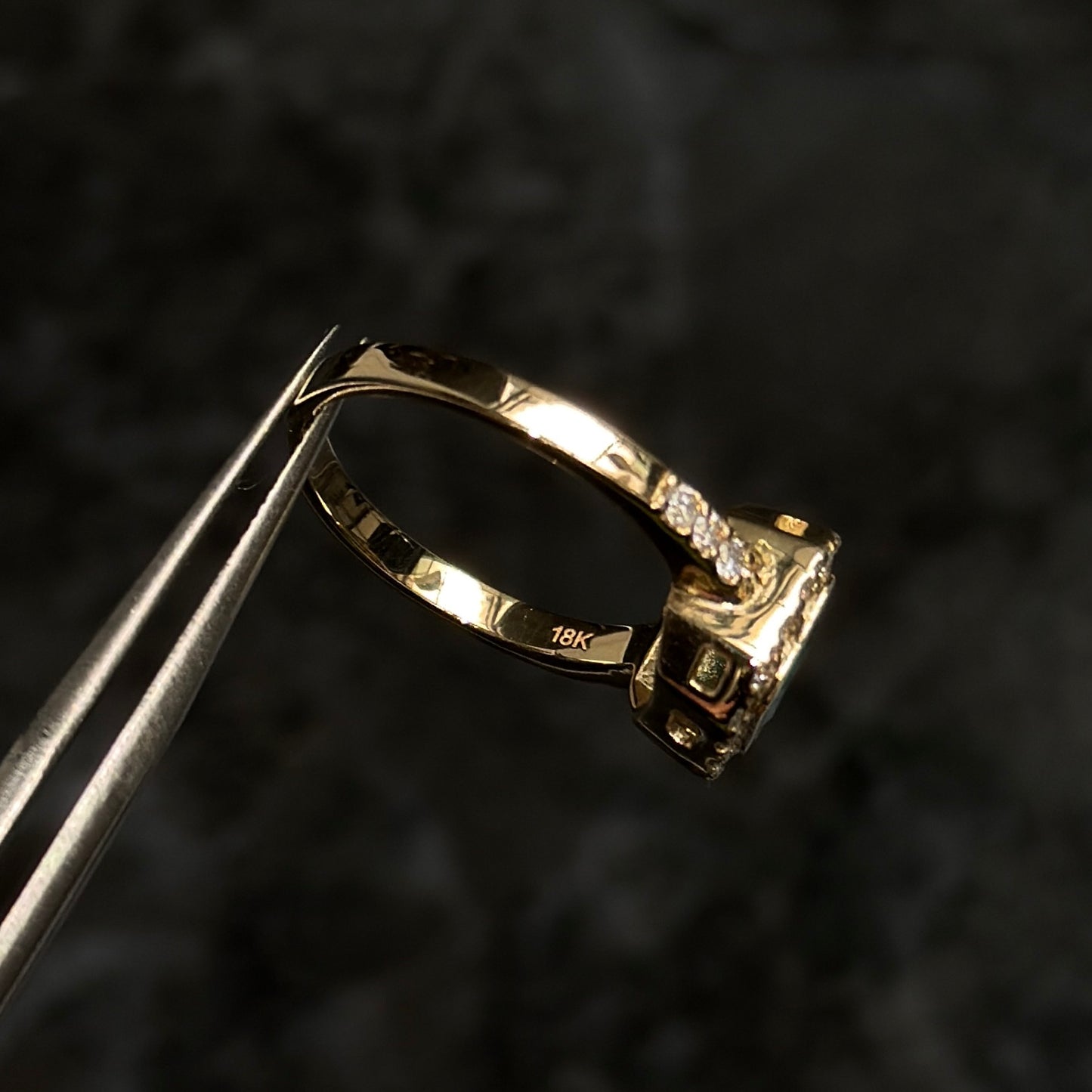Anillo Alta Joyería / Oro 18K / Esmeralda Colombiana / Diamantes Naturales