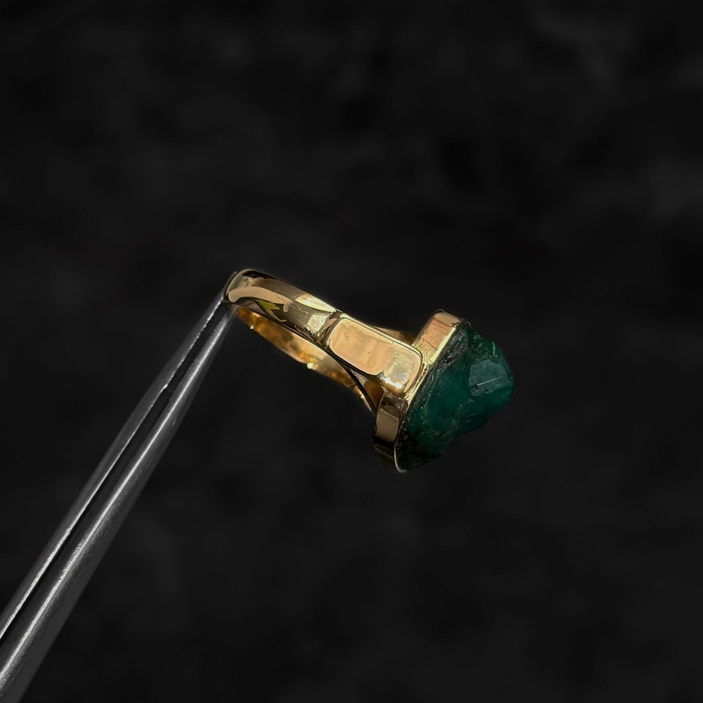 Anillo Exclusivo de Diseñador / Oro 18K / Esmeralda Colombiana