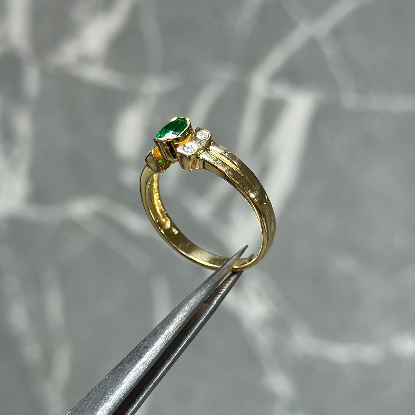 Anillo Oro 18K / Esmeralda / Diamantes