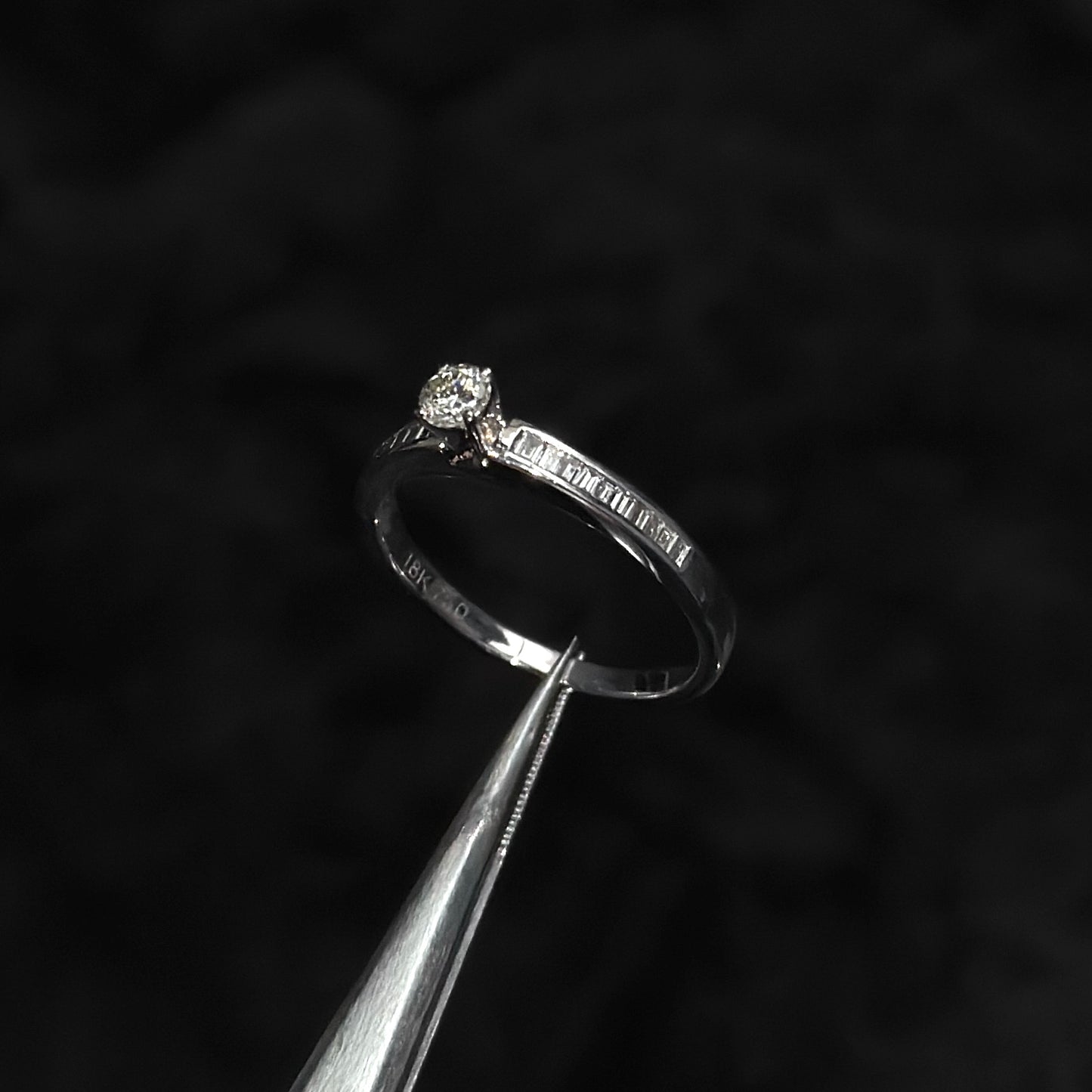Anillo Alta Joyería / Diamantes Naturales / Oro Blanco 18K