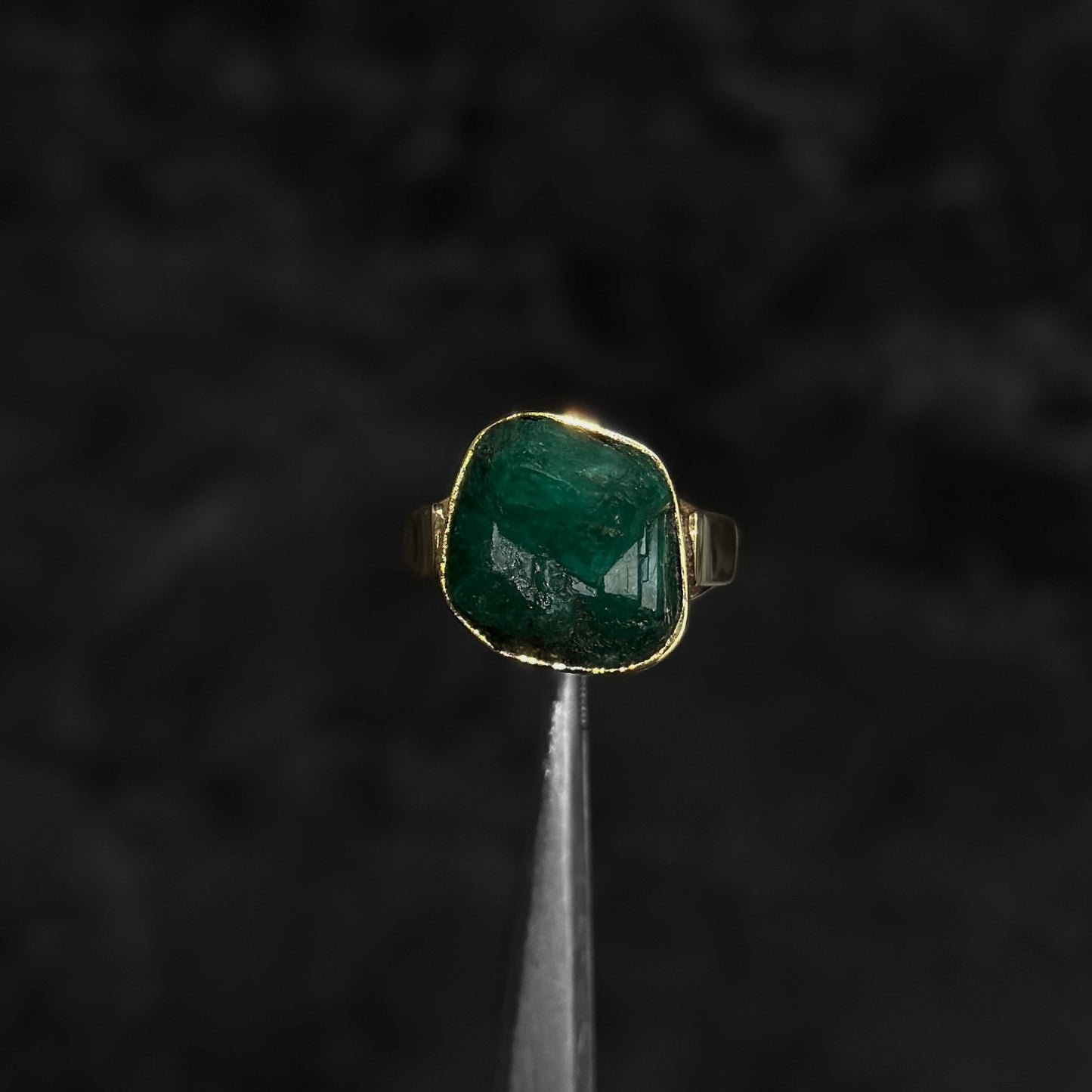 Anillo Exclusivo de Diseñador / Oro 18K / Esmeralda Colombiana