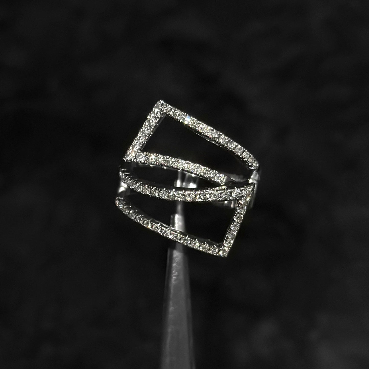 Anillo Alta Joyería / Diamantes Naturales / Oro Blanco 18K