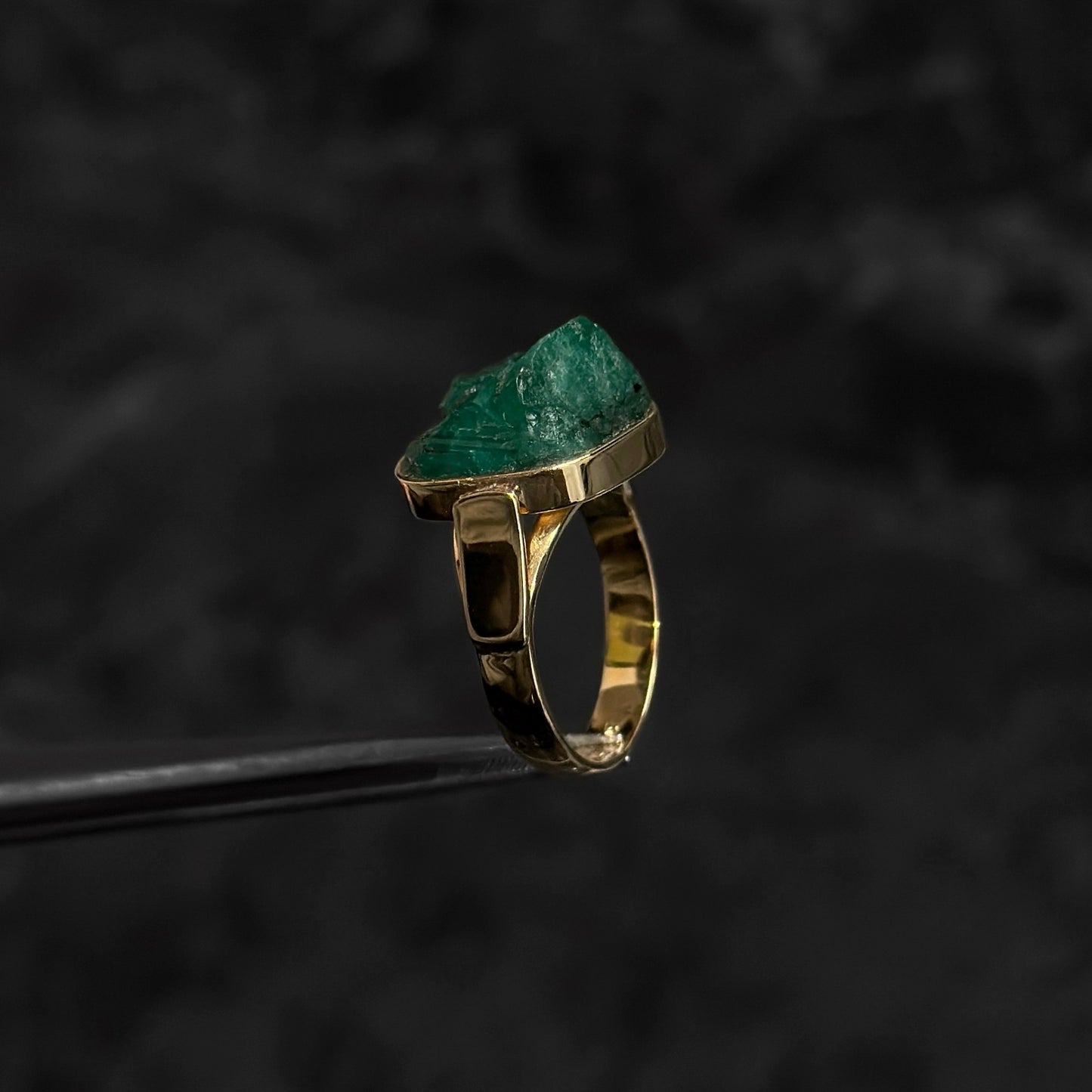 Anillo Exclusivo de Diseñador / Oro 18K / Esmeralda Colombiana